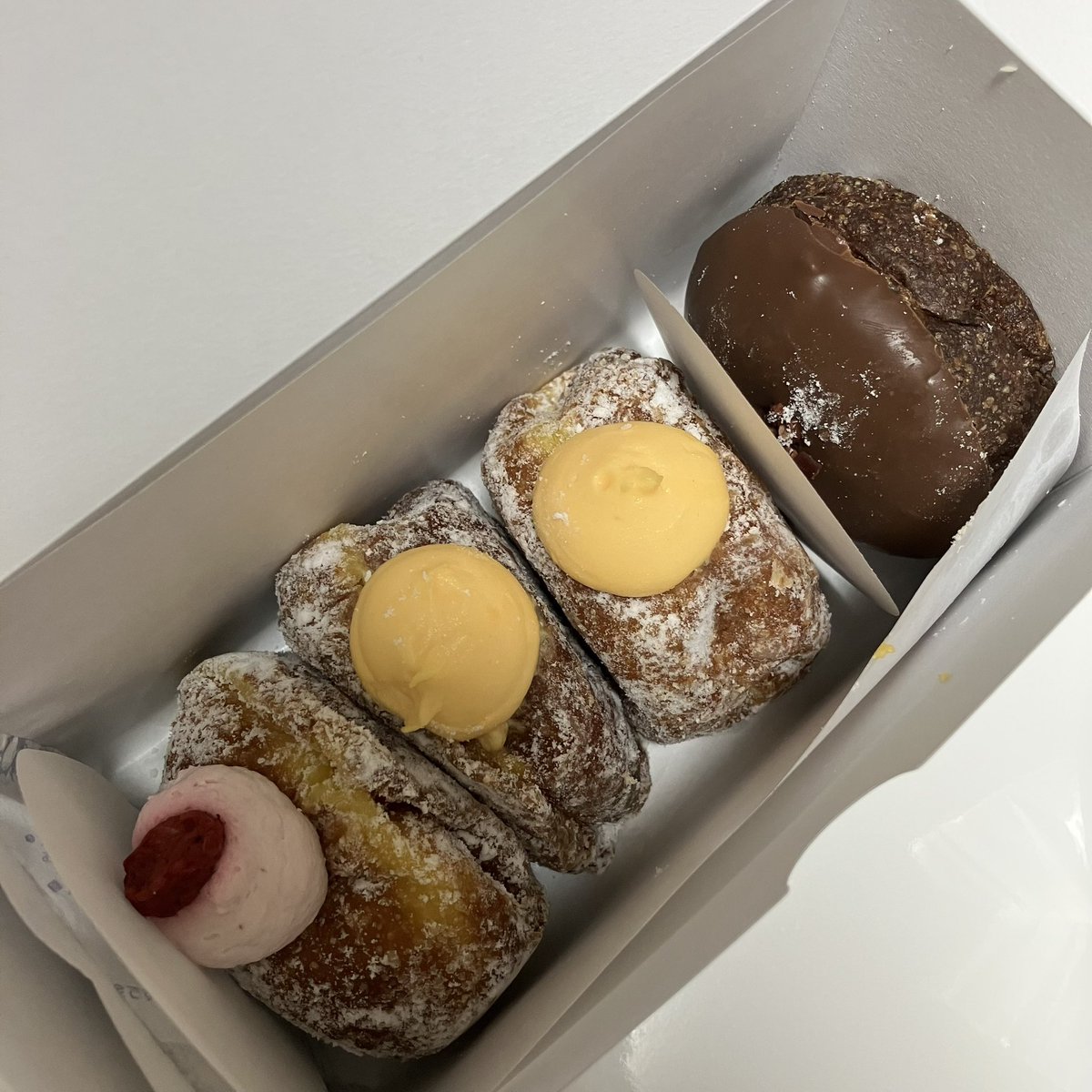 職場でもSCでも聞いたランディーズドーナツも気になるけど、情熱大陸観てから食べたくて仕方なかったアイムドーナツに父の日とかこつけて買ってきた（もはや自分のため←）
タイミングよかったのか15分位で買えた🍩
池袋店も気になる また来るよ〜😋