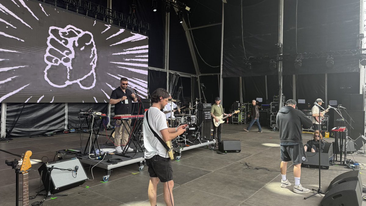 LosCampesinos's tweet image. Los Camp! play @primavera_porto tonight.
📍 Revolut Stage
⏰ 19:35 (55 min set)
Gonna go fucking hard then get messed up and get barrier for Deftones. See you there.