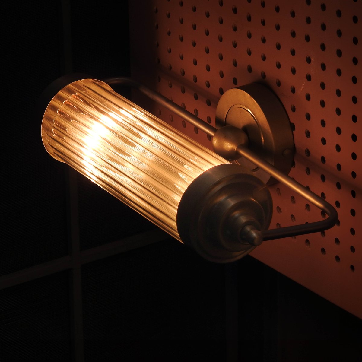 myhomecanvas's tweet image. Light spills like quiet music,
soft, steady, and just in time for the weekend. ✨

- Art Deco Wall Light
- Available now

#walllight #eveningglow #weekendlight #softmoments