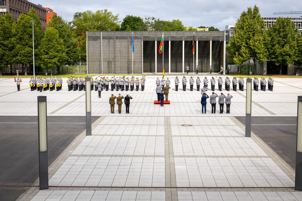 🇩🇪🇱🇹 Brigadier Artūras Radvilas, Commander of the Lithuanian Land Forces, is visiting the German Army. He joined Lt Gen Alfons Mais, Chief of the German Army, in commemorating fallen soldiers at the #Bundeswehr Monument, before visiting the Infantry College in Hammelburg. 🇱🇹🇩🇪