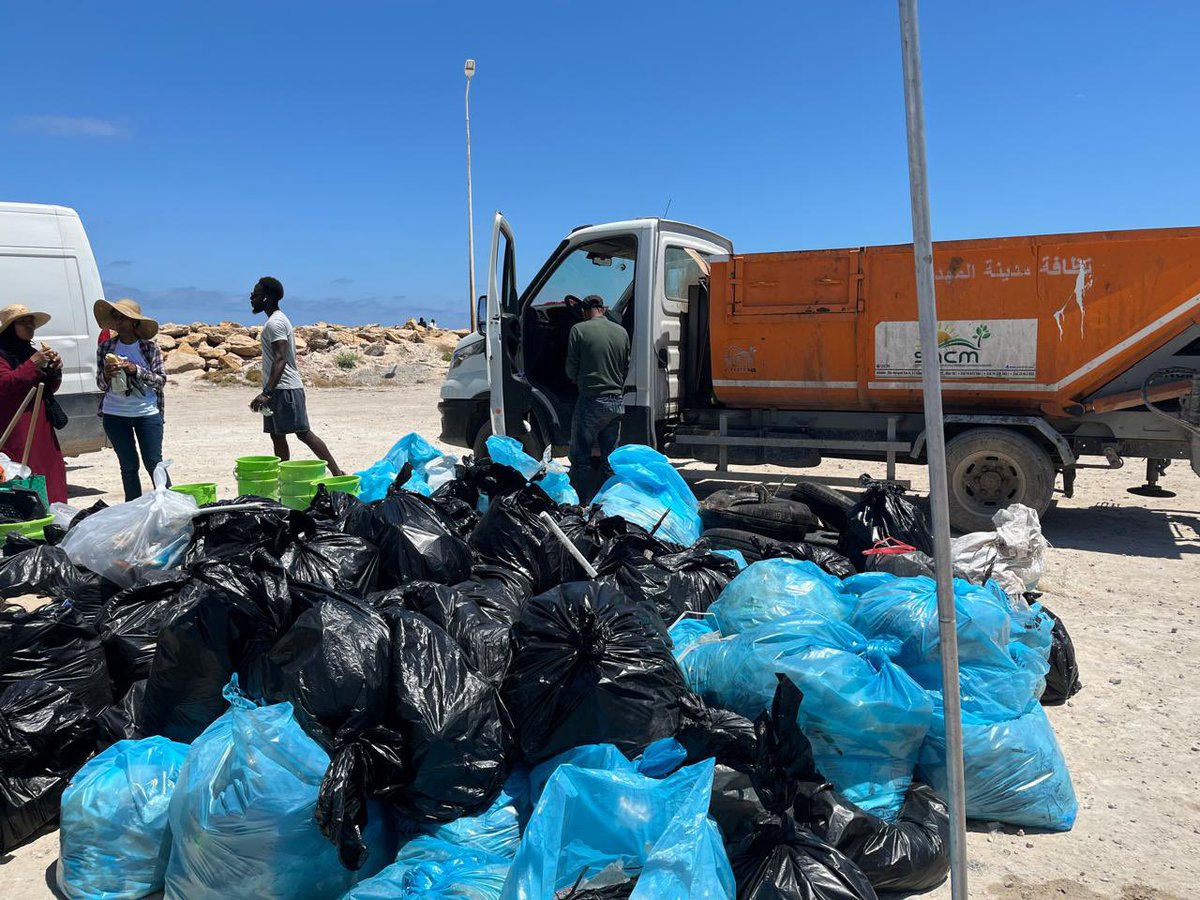 Beach clean up : Mahdia 🏖️🧤

💪 : 816 kg de déchets collectés en une seule journée !
♻️ Plus de 438 kg de déchets ont été traités et valorisés grâce à notre partenaire @tunisie_recyclage. 

Merci à notre sponsor @monoprix.tunisie et <a href="/geant_tunisie/">geant_tunisie</a> . 🌍 
#tounescleanup