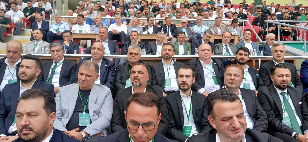 Şu anda Konyaspor kongresinde tüm oda başkanları ve siyasiler katılım sağladılar. Ömer Atiker önderliğindeki yönetime iktidar tarafından çok ciddi bir destek var. Bu desteğin boşa çıkmaması lazım.

Başka KONYASPOR yok!