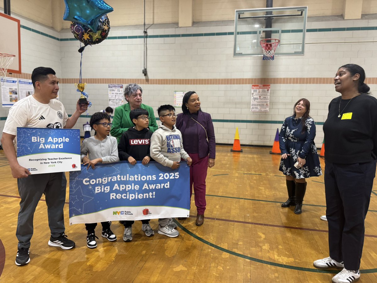 So proud to celebrate Reyes Andon, a Big Apple Physical Education Award winner. Having high-quality physical education is critical to student success and we couldn’t be happier to see it in action. Great work Reyes 👏🏽👏🏽👏🏽 <a href="/TheDSCW/">Office of Community Supports and Wellness</a> <a href="/nycpswellness/">NYCPS Office of School Wellness Programs</a> <a href="/District32Supt/">Arelis Parache</a>