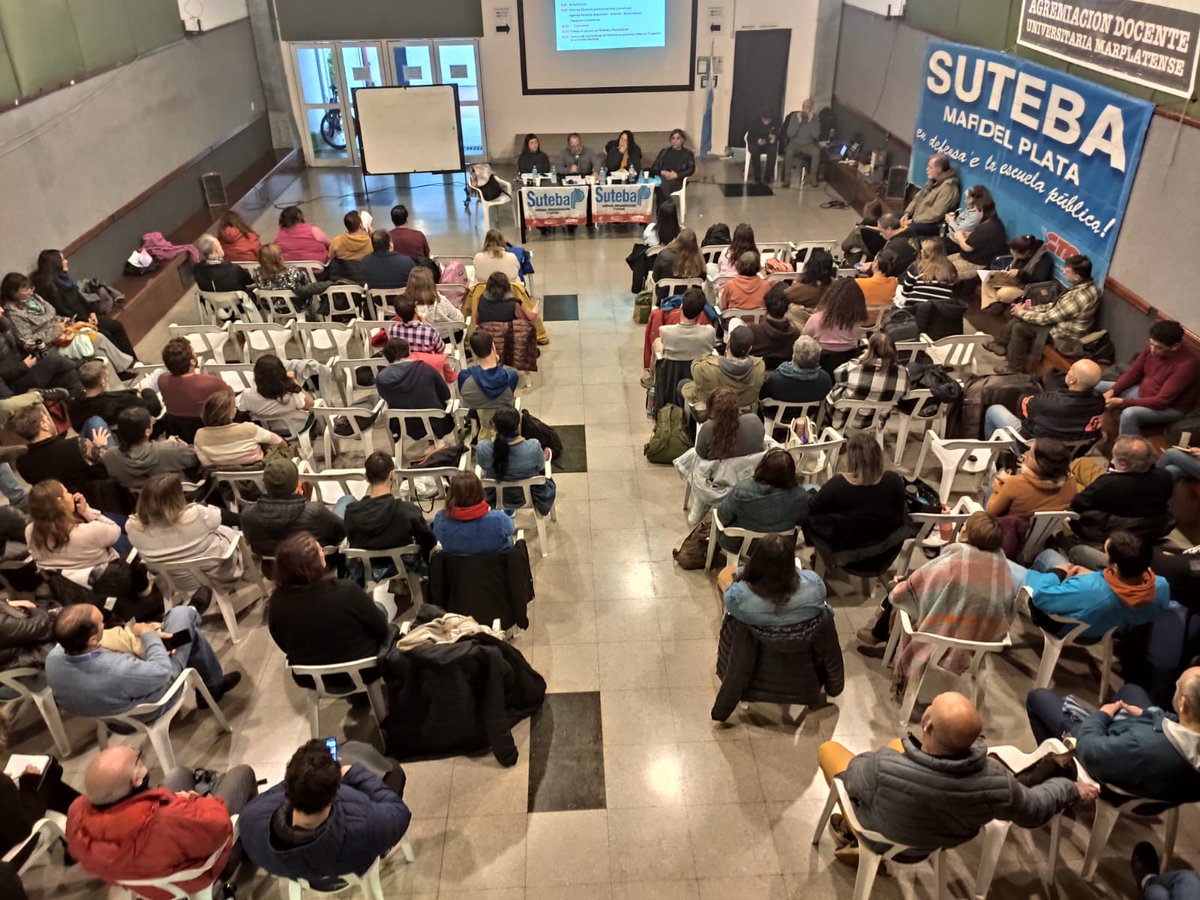 Sutebagp1's tweet photo. #ahora iniciamos nuestra reunión del Cuerpo de Delegadxs https://t.co/sxBqeSUig6