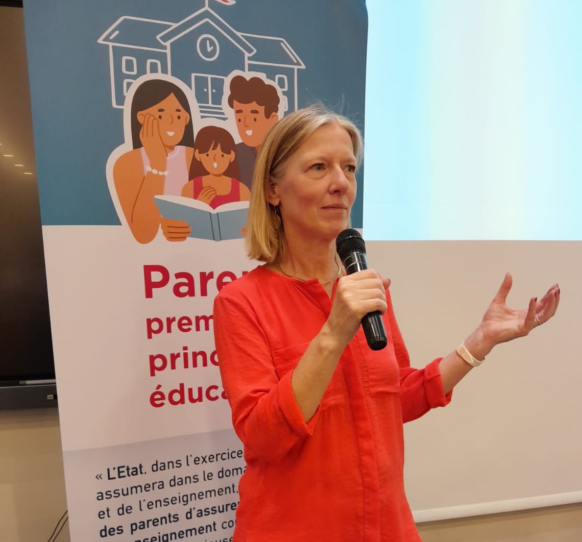 Très honorée d'ouvrir le colloque de Juristes pour l'enfance sur ce principe crucial à redécouvrir pour l'assumer et le faire respecter: 
Parents, premiers et principaux éducateurs. 
juristespourlenfance.com/2025/05/28/col…