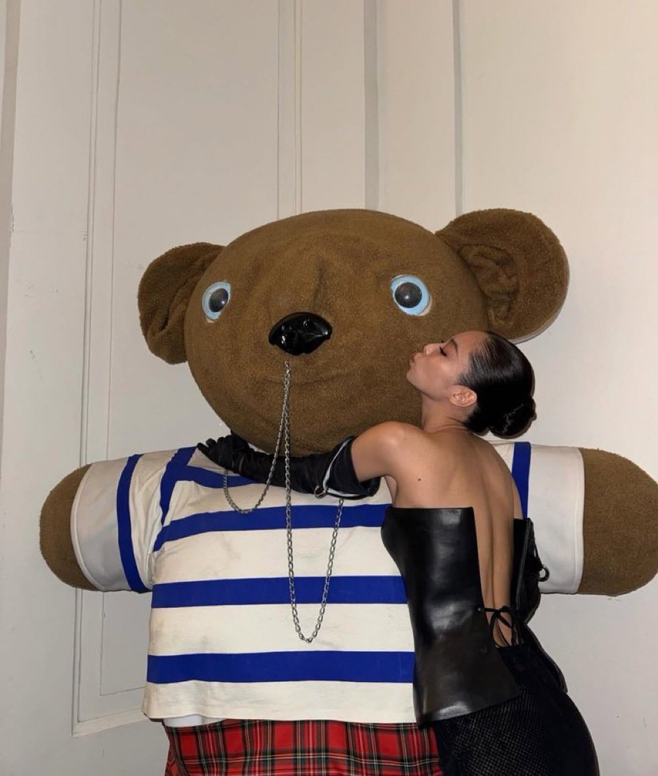 TaennieHQ's tweet photo. Handle with care 🧸🤍😚 https://t.co/WJArhG01aB