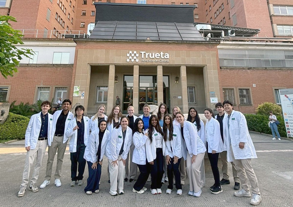 👨🏻‍🎓👩‍🎓 Estudiants de la Universitat de Michigan han realitzat aquesta setmana una estada al Trueta com a part de la seva formació per ser metges i metgesses.

📝 El grup l’han format 19 joves que cursen l’etapa acadèmica preparatòria per a la carrera.  

💙 Us desitgem el millor!