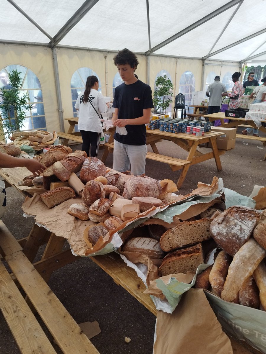 scum34's tweet photo. Plats cuisinés, pain bio, conserves de légumes, lait, farine, pâtes sardines et produits d'hygiène 🛒

Ce vendredi le SCUM fait une grande distribution gratuite jusqu'à 16h15 sous le grand chapiteau à côté de la brasserie CROUS Boutonnet !

1/2 https://t.co/7kLZ8ZpiRO