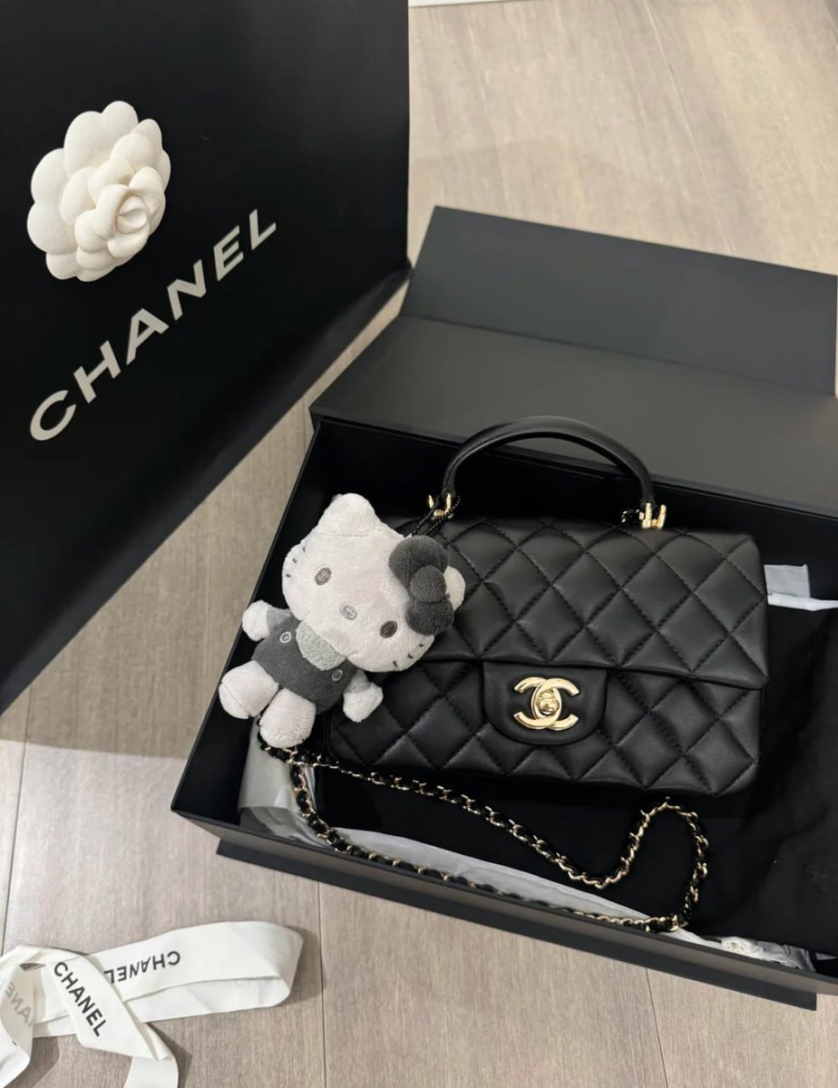 Even though I have a lot of handbags, I like this bag so I bought it again 👜