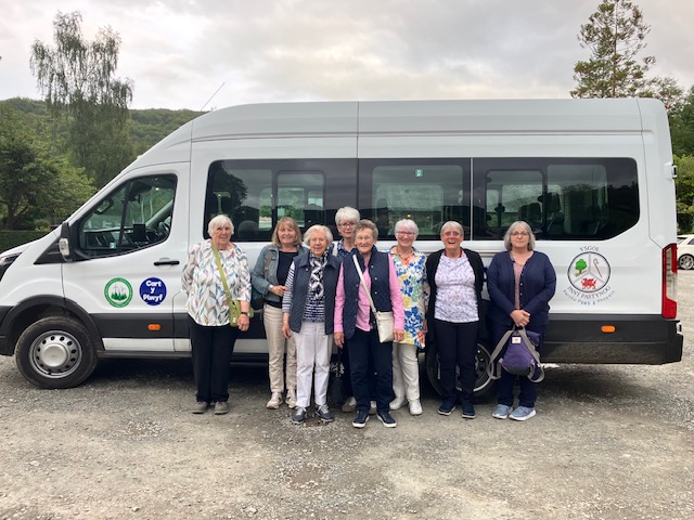 Cangen Nantglyn

Llun yr aelodau fuodd yn teithio yn y bws cymunedol ‘Cart y Plwyf’ i Llanberis. Cawsom baned ym Mhorth Eirias ac ymlaen wedyn a teithio ar y tren ar lan Llyn Padarn, gweld yr hen Ysbyty Chwarel, galw heibio’r goeden unig a diweddu am swper ym Metws y Coed.