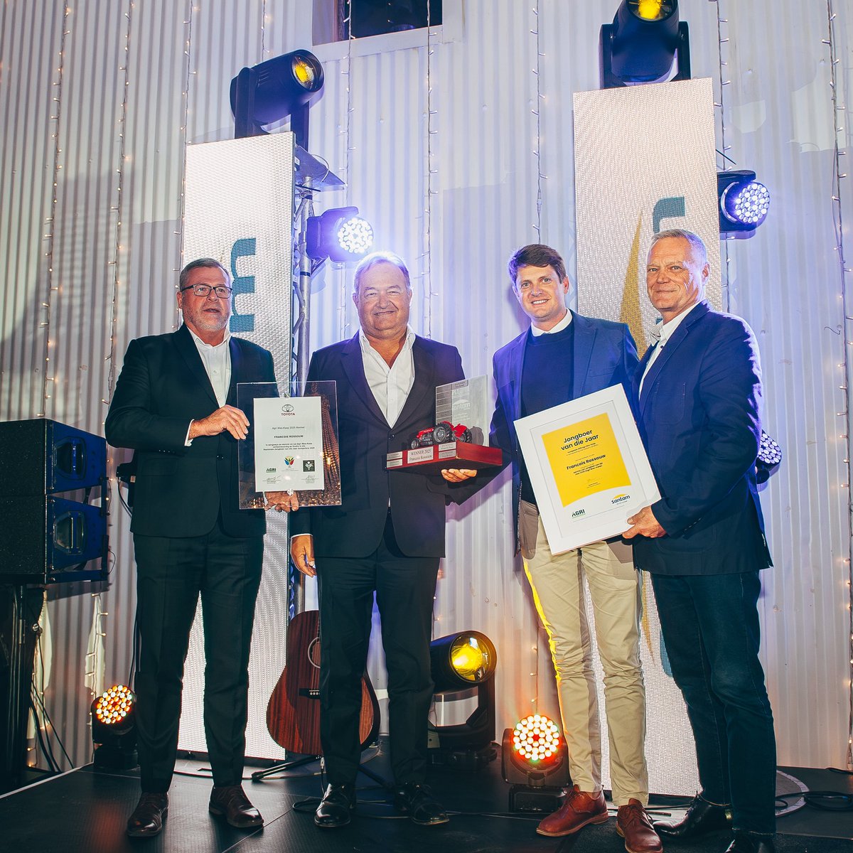 Agri Wes-Kaap Santam Jongboer van die Jaar 2025

Agri Wes-Kaap het met trots 𝙁𝙧𝙖𝙣𝙘𝙤𝙞𝙨 𝙍𝙤𝙨𝙨𝙤𝙪𝙬 van Mooigezicht Estates in die Hexriviervallei as die #AgriWesKaapSantamJongboer2025 aangekondig! 👏🚜

#AgriWesKaap #AgriWesternCape #jongboervandiejaar2025