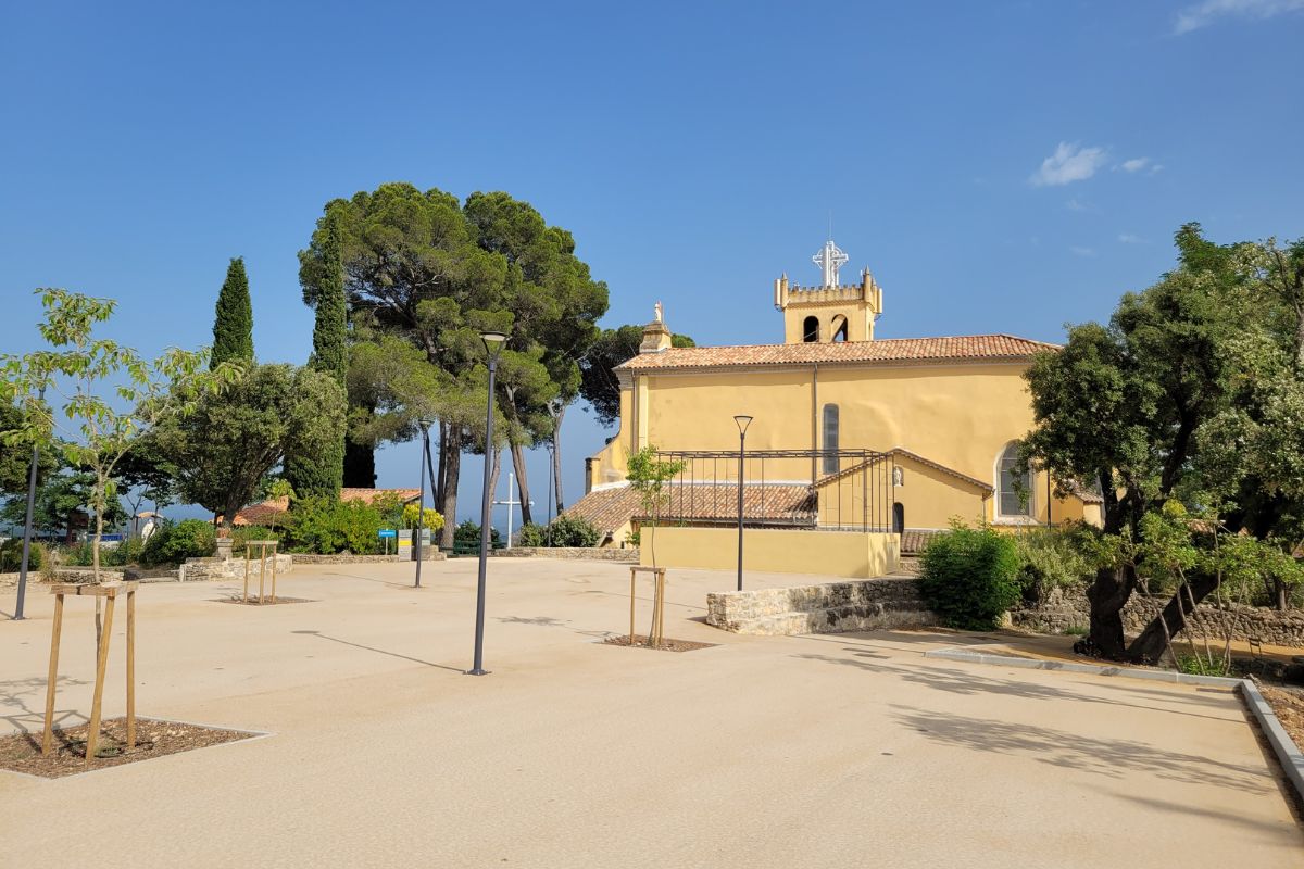 La nouvelle esplanade du sanctuaire Notre-Dame de Grâces, à Cotignac (Var) doit être inaugurée officiellement ce dimanche 15 juin à l’issue de la messe de clôture du pèlerinage des mères de famille. fr.aleteia.org/2025/06/13/apr…