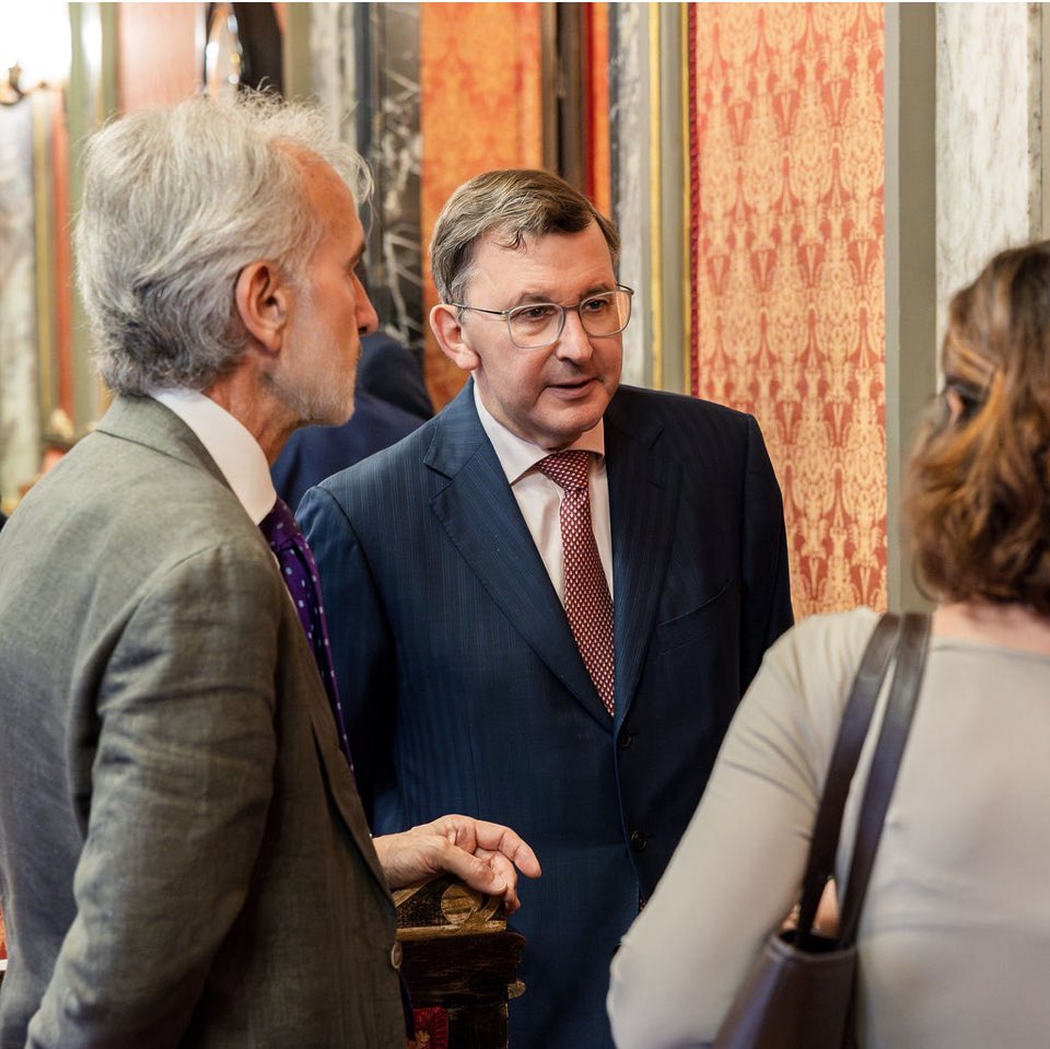 El Notariado siempre ha estado implicado en el estado civil de las personas. 

Pero este vínculo se afianza tras la Ley de Jurisdicción Voluntaria.

De ahí esta necesaria  reflexión sobre el Registro Civil, único, electrónico y ordenado bajo el principio del folio personal.