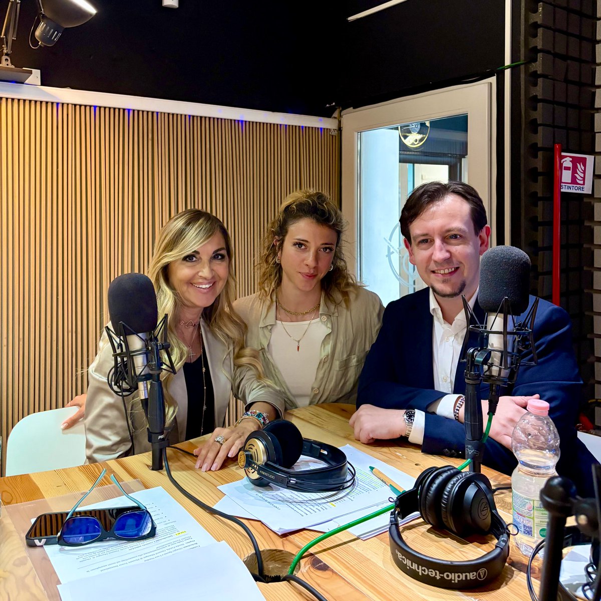 Assotelecomunicazioni (@asstel_it) on Twitter photo 📱Dietro ogni chiamata e streaming c’è un mondo invisibile di infrastrutture. A +39, Sinuhe Ferula, GM di Phoenix Tower International, racconta come tecnologia, leadership e sostenibilità costruiscono il futuro delle #Tlc in Italia. 
🎧 Ascolta il podcast: voicebookradio.com/portfolio-item… 📱Dietro ogni chiamata e streaming c’è un mondo invisibile di infrastrutture. A +39, Sinuhe Ferula, GM di Phoenix Tower International, racconta come tecnologia, leadership e sostenibilità costruiscono il futuro delle #Tlc in Italia. 
🎧 Ascolta il podcast: voicebookradio.com/portfolio-item…