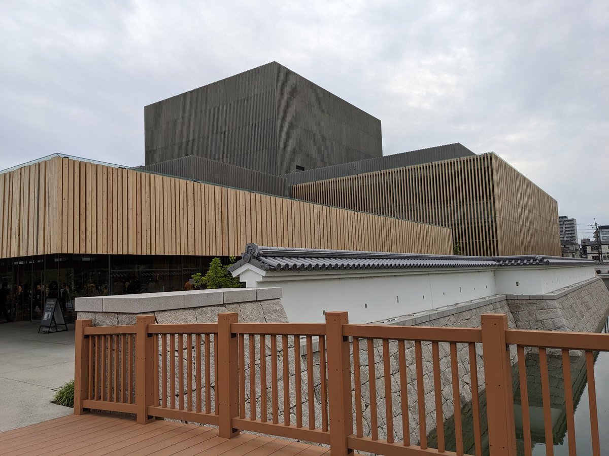 picapicaluv's tweet photo. 北摂 GOLD BLEND Vol. 15 高槻編 6/12 @ 高槻城公園芸術文化劇場 太陽ファルマテックホール

(その1)道の突き当たりに突然視界が広がるようにあった高槻城公園。かつての高槻城を思わせるようなお堀と石垣を眺めながら茶色い橋を渡った向こうに大きく立派な建物。太陽ファルマテックホールはその中に。 https://t.co/mqWFHrN6fV