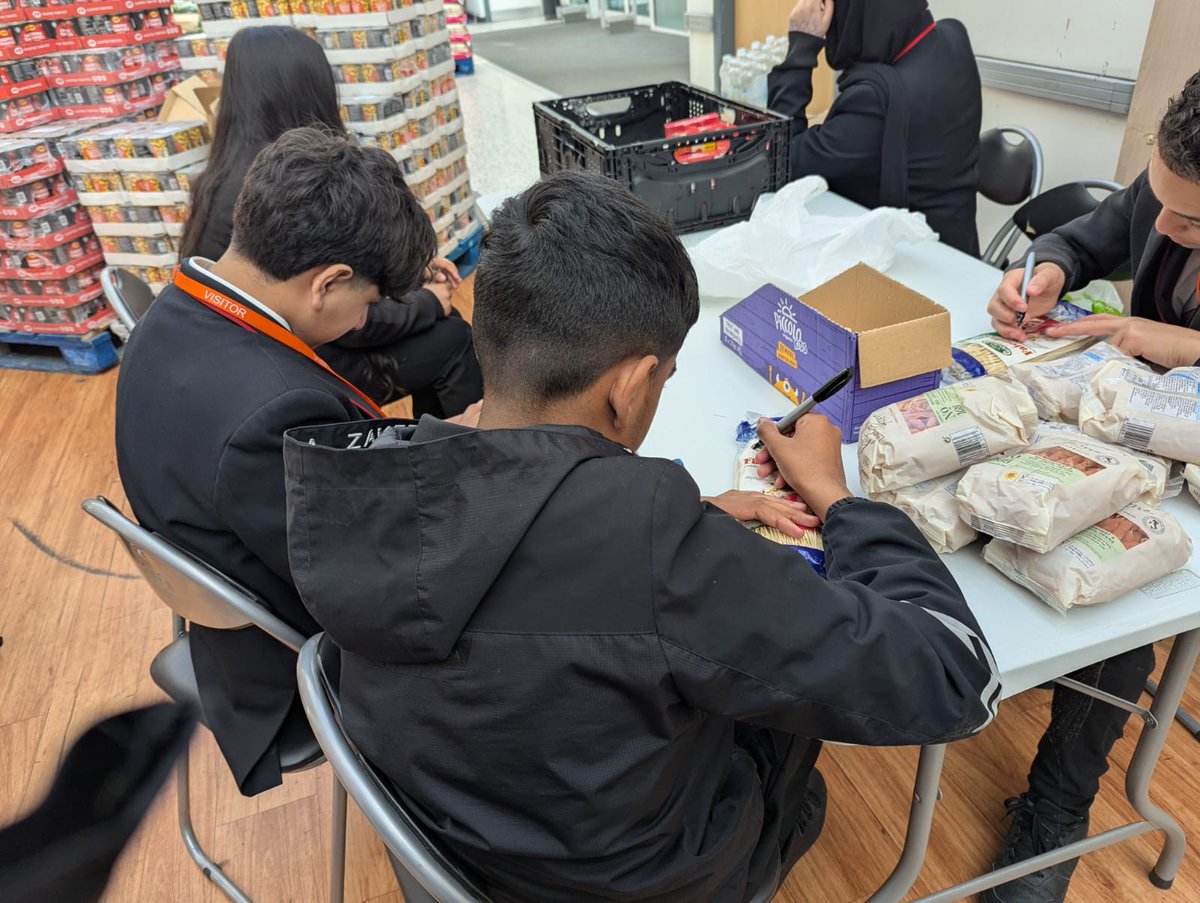 starbank_school's tweet photo. We finished our #BigHelpOut week with our Y8 pupils supporting Small Heath ASDA with their food bank food drive. Pupils helped to collect donations for the local food bank as well as learning more about how food banks support local people. https://t.co/2BfW06UOmf