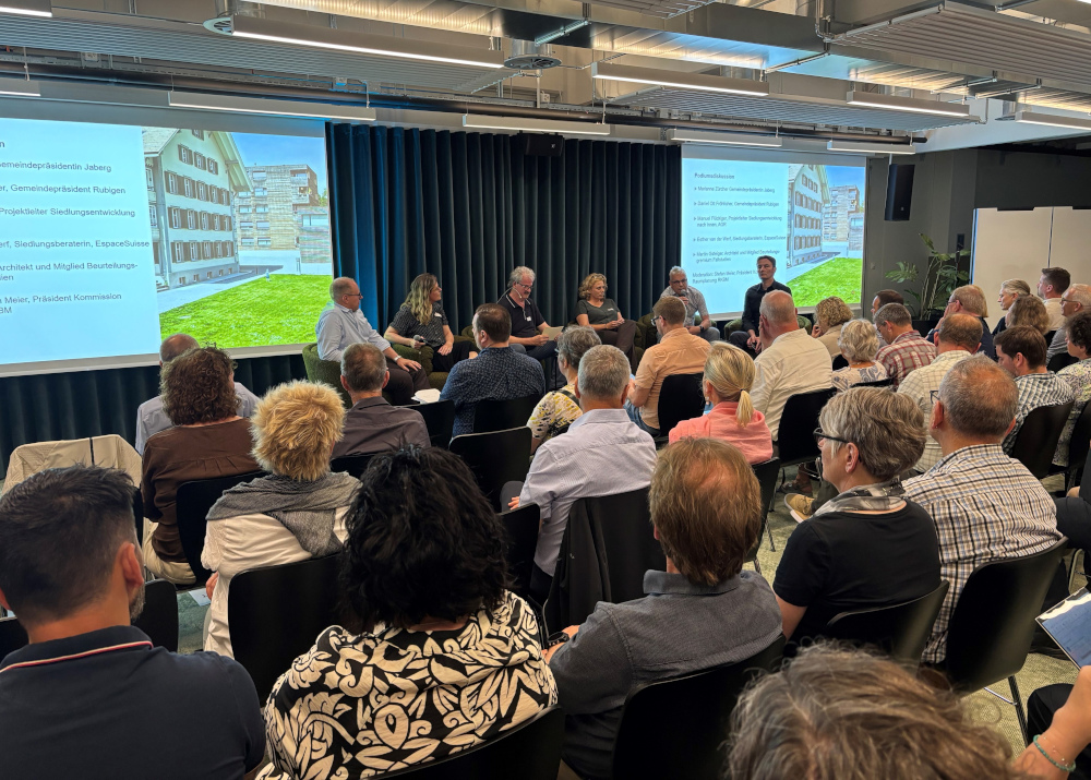 Der heutige Regionstag der RKBM im Bernapark Deisswil stiess auf hohes Interesse: Gut 100 Personen besuchten den Anlass, der sich unter anderem der Dorfentwicklung im ländlichen Raum widmete. Die Gesamtpräsentation des Regionstags finden Sie hier: tinyurl.com/yc6xzm47