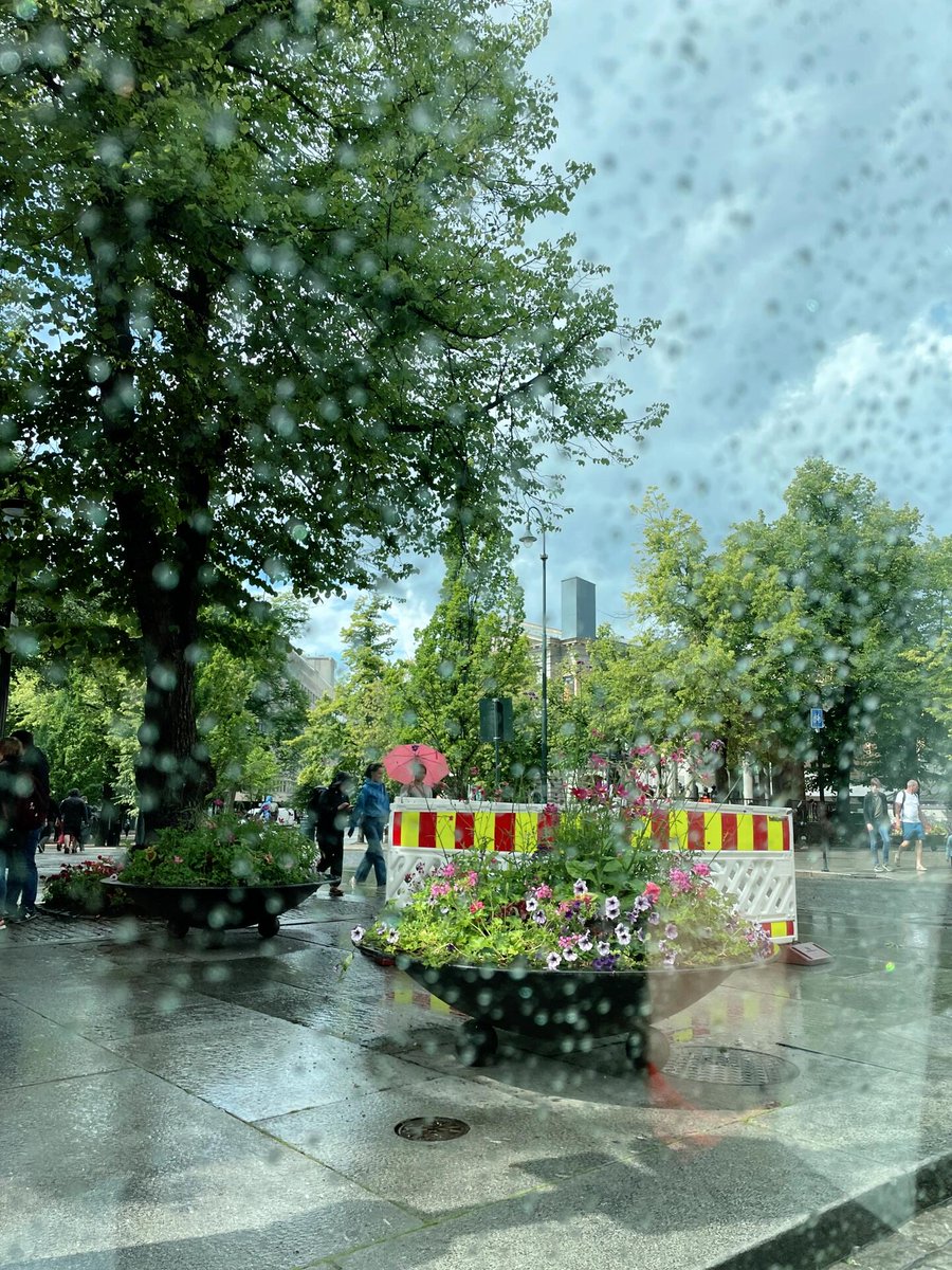 SampaiLebam's tweet photo. Rainy day in London with sunshine is so beautiful🌧☔️⛈ https://t.co/G0qs3g5QgQ
