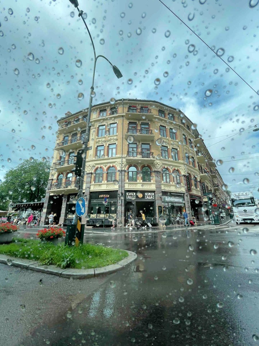 SampaiLebam's tweet photo. Rainy day in London with sunshine is so beautiful🌧☔️⛈ https://t.co/G0qs3g5QgQ