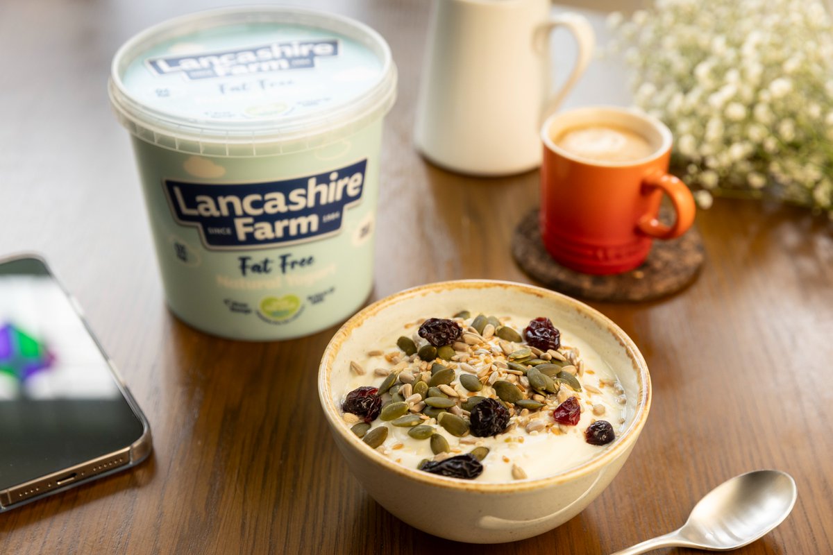 Mornings made lighter 💫
Start your day with our Fat Free Yogurt, a warm drink, and a moment of calm ☕🌸
 💙Naturally low in fat, high in feel-good.
 👉How do you start your healthy mornings?
#HealthyStart #FatFree #LancashireFarm #MindfulMornings #YogurtMoments