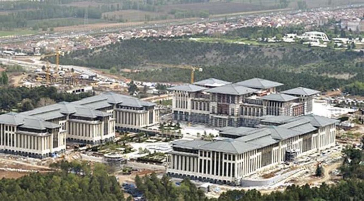 friedrichxq_s's tweet photo. Sarayda yaşayan Erdoğan; 
“Ekrem İmamoğlu lüks evde yaşıyor, Benim vatandaşım çürük evde yaşıyor ..” https://t.co/f1EQIeVgrn