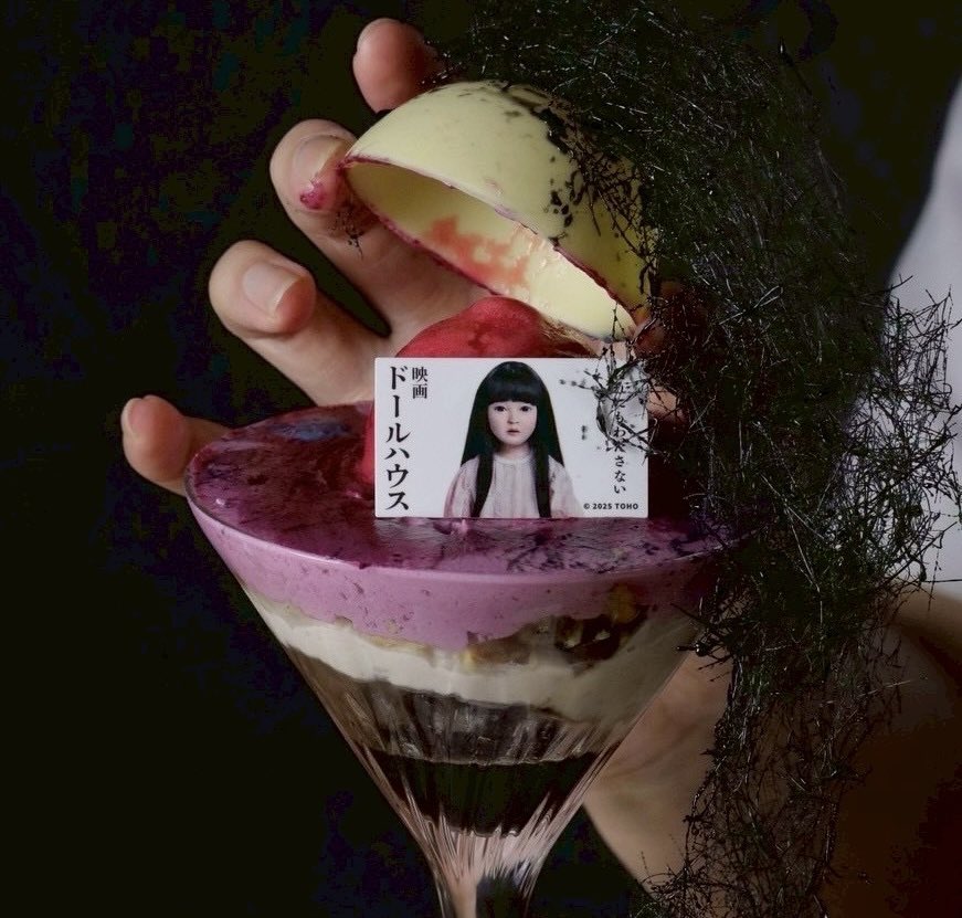 6 月 13 日(金)公開
『#映画ドールハウス』とのコラボパフェを提供いたします！

提供店舗
●Parfaiteria PaL(札幌)
●Parfaiteria beL 渋谷
●夜パフェ専門店Number Kuma難波

提供期間 6/12(木)〜7/13(日)