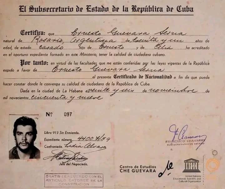 UNA RELIQUIA: Desde febrero de 1959 el Che era ciudadano cubano "por nacimiento". Y el 26 de noviembre le expidieron el certificado correspondiente. Ese día pasaba a dirigir el Banco Nacional: más que un economista se requería un comunista, incorruptible, firme... #CheVive