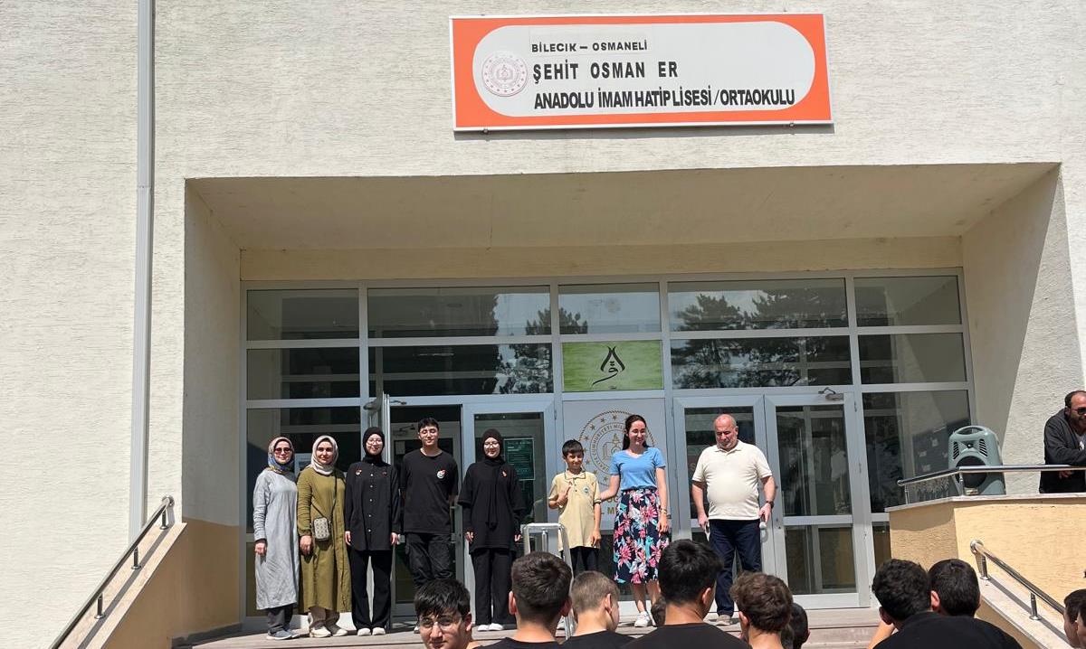 #BilenProgramı  #meb_dinogretimi Yarışmada kırk hadisi ve 40 ayeti hem Arapça metni hem de Türkçe anlamı ile ezberleyerek Yarışma Değerlendirme Komisyonu önünde okuyan öğrencilerimiz ödül almaya hak kazandı.
<a href="/bilecikvaliligi/">BİLECİK VALİLİĞİ</a>
<a href="/bilecikmem/">Bilecik İl Milli Eğitim Müdürlüğü</a>
<a href="/srdl_simsek/">Serdal Şimşek</a>
<a href="/OsmKaymakamligi/">Osmaneli Kaymakamlığı</a>
<a href="/osmanelimem/">osmanelimem</a>