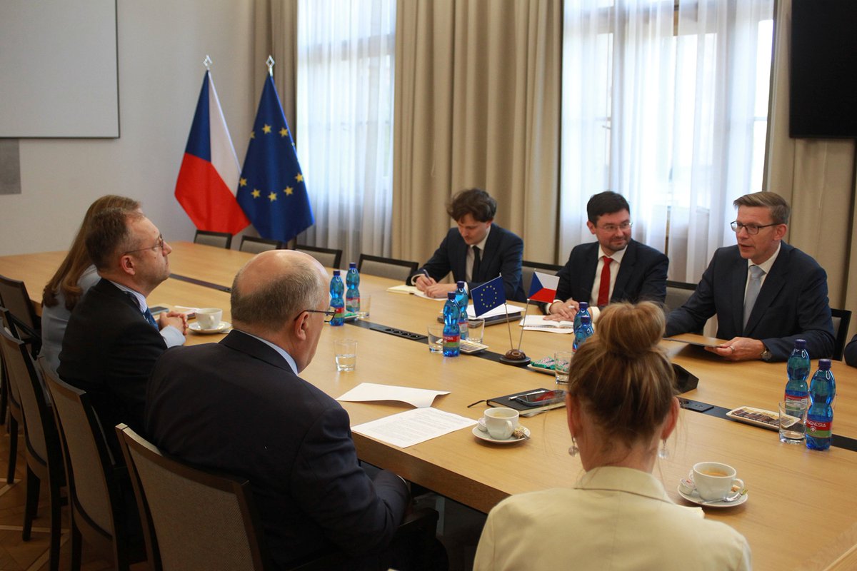 Evropská komise v ČR (@zek_praha) on Twitter photo S ministrem dopravy <a href="/makupka/">Martin Kupka</a> zhodnotil komisař <a href="/KubiliusA/">Andrius Kubilius</a> spolupráci 🇨🇿 s Agenturou EU pro Kosmický program <a href="/EU4Space/">🇪🇺 EUSPA - EU Agency for the Space Programme</a>, která sídlí v Praze.
🚀 Mluvili o významnosti vesmírné agendy, která nadále nabírá na důležitosti. Také o vojenské mobilitě a nutnosti investic. S ministrem dopravy <a href="/makupka/">Martin Kupka</a> zhodnotil komisař <a href="/KubiliusA/">Andrius Kubilius</a> spolupráci 🇨🇿 s Agenturou EU pro Kosmický program <a href="/EU4Space/">🇪🇺 EUSPA - EU Agency for the Space Programme</a>, která sídlí v Praze.
🚀 Mluvili o významnosti vesmírné agendy, která nadále nabírá na důležitosti. Také o vojenské mobilitě a nutnosti investic.