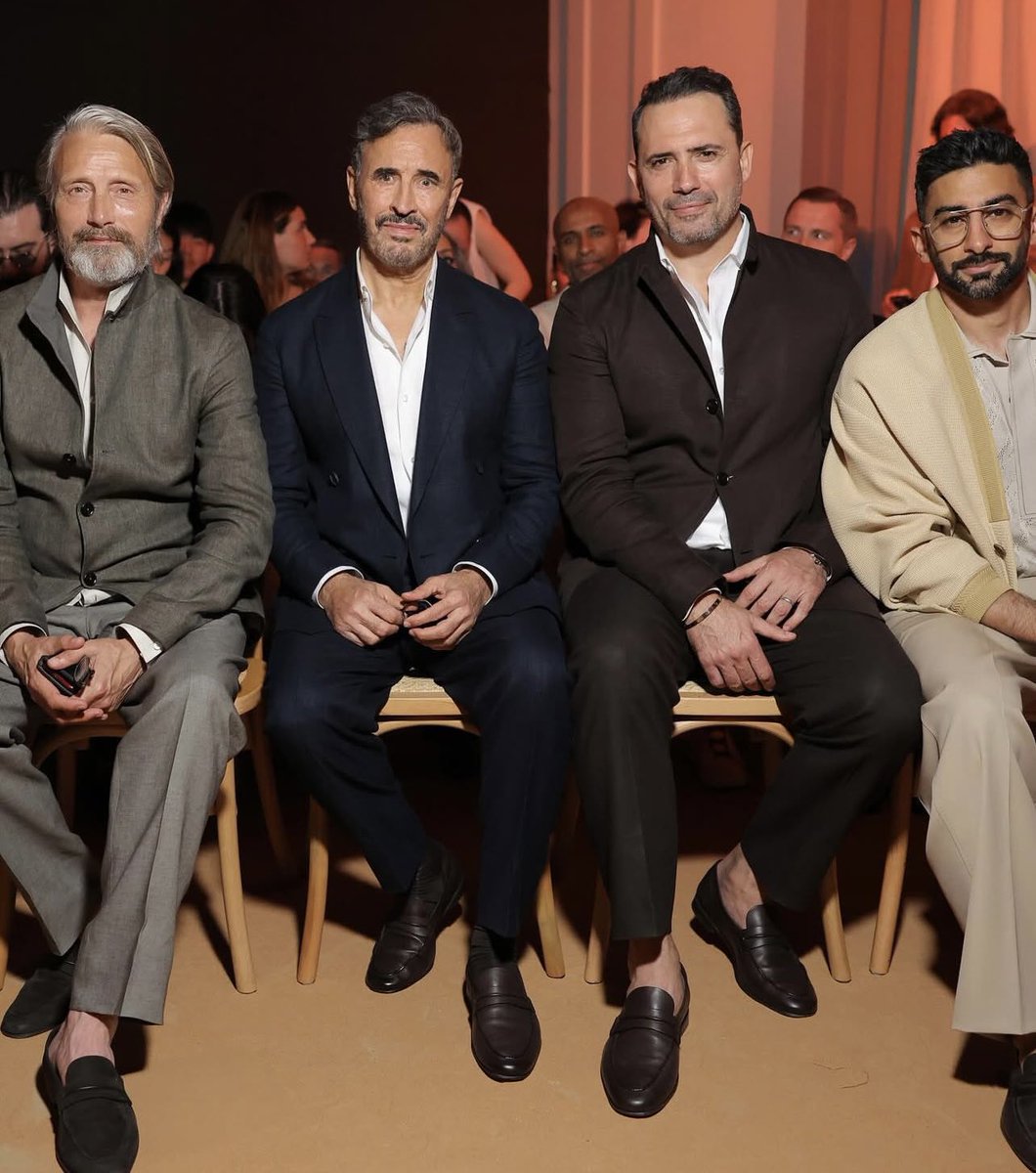 حد يجيبلي ابن المؤذية اللي قعدهم جنب بعض
وابن الذين اللي لقطهم بالصورة
وابن  اللللللللل   اللي نشرها على السوشيال ميديا
🥰🥰🥰🥰🥰
صورة تعبق بعطر الحب