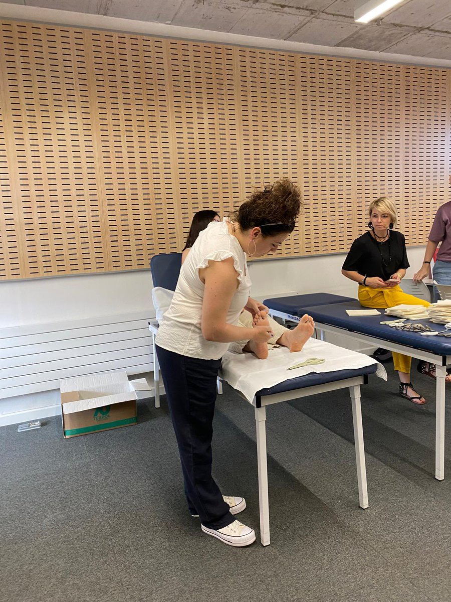 🔹La tallerista Anna Maria Llumà, podòloga de la unitat del peu diabètic del #CHV ens ensenya les descàrregues en el peu diabètic #jornadaferides2025