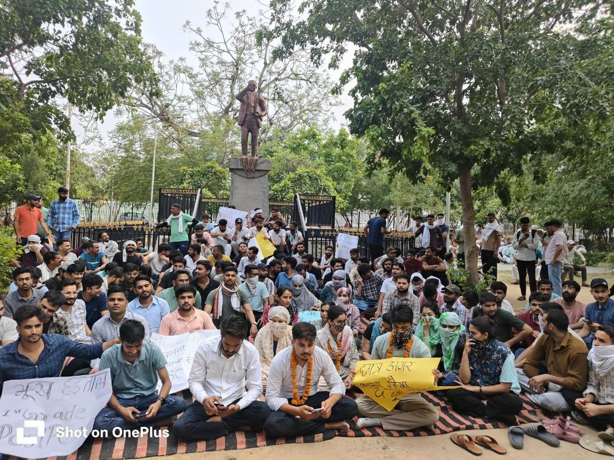 इस गर्मी में बच्चे बिना छाया संघर्ष कर रहे हैं 
सरकार सुनो इसकी 😔💯

#RAS_First_Grade_स्थगित_करो