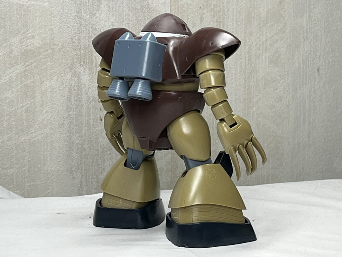 ぱとさんやYOUさんがガンダム作っているの見てたらちょっと作りたくなって去年末か今年頭に買ってきたゴッグを作ってますが余計な事始めちゃったから完成するのか？
モノアイは加工
頭は可動させないので少し埋めてます
スジ彫は無し
いつもガンプラは素組無塗装だけど今回は塗装しなきゃ