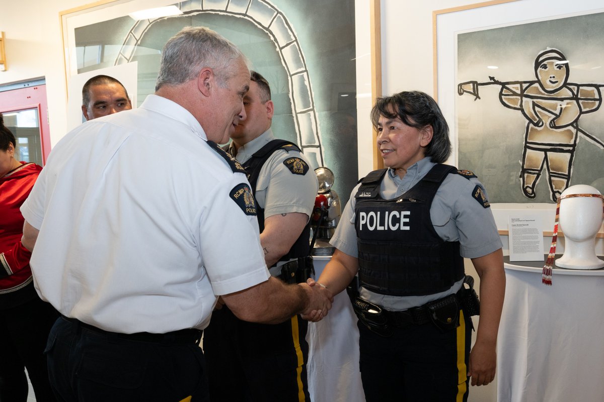 CommrRCMPGRC's tweet image. J'ai eu l'honneur de reconnaître, à l’Assemblée législative à Iqaluit, 14 employés au Nunavut qui parlent l’inuktitut.
Leur engagement à l’égard des langues autochtones renforce les communautés et préserve le patrimoine culturel. Merci et félicitations !
