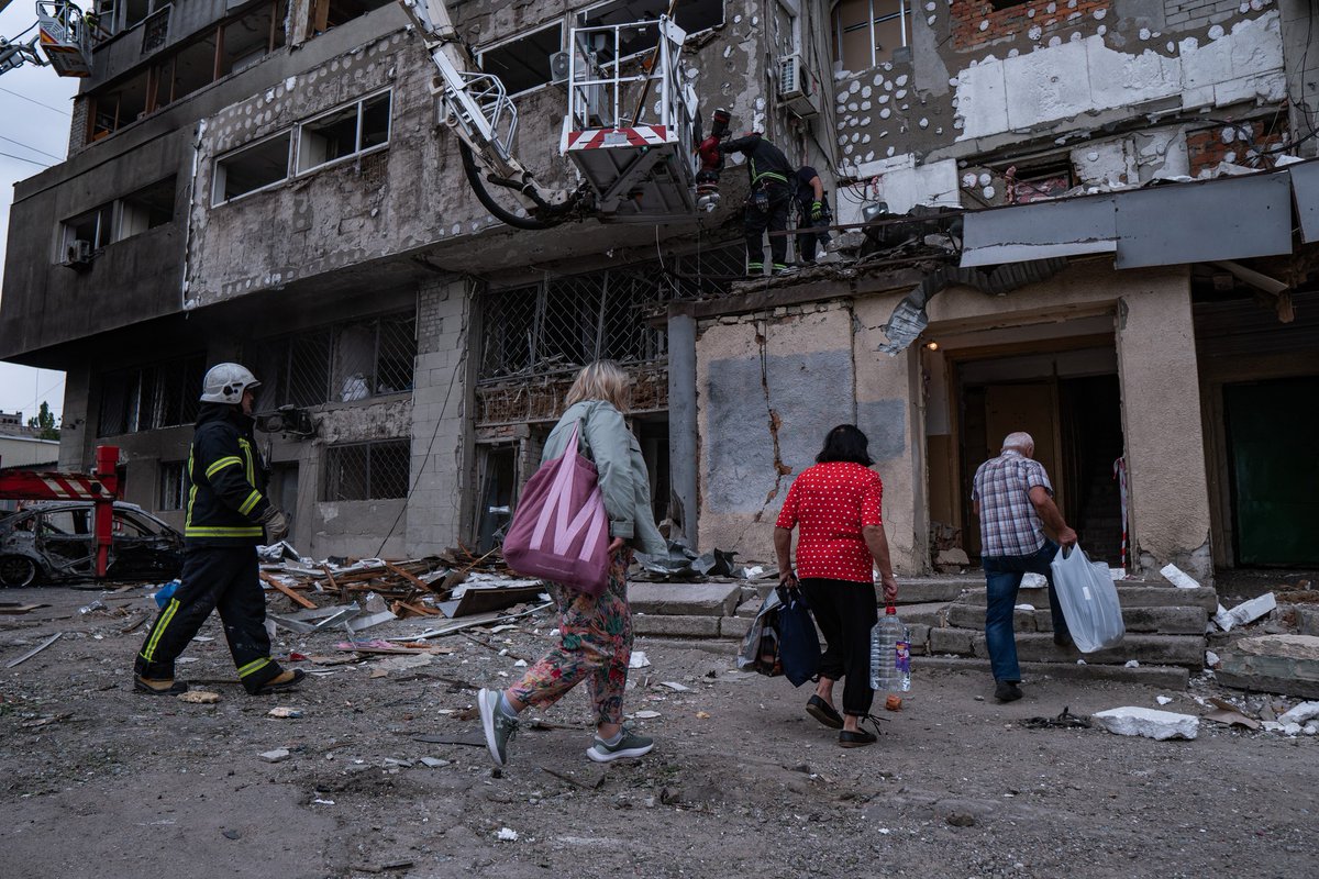 After another night of Russian drone attacks on Kharkiv🇺🇦, @missionproliska teams responded fast. With support from UNHCR, 80+ families received repair kits, blankets &amp; psychosocial support.

Two schools hit in the blasts received emergency repair materials, as well.