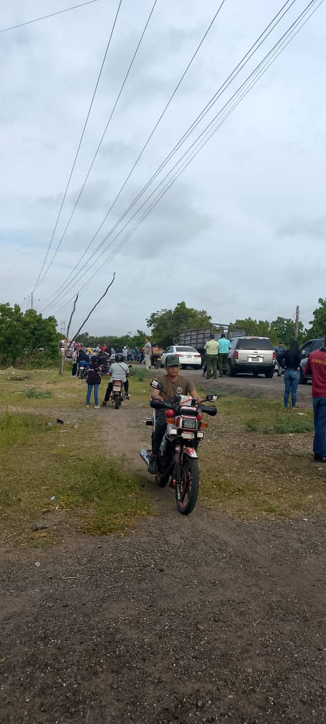 feyalegria923fm's tweet photo. Vecinos de Guarero en #Guajira cerraron la Troncal del Caribe por falta de transformador. 

Noticia en desarrollo. https://t.co/5mvuMsPN7K