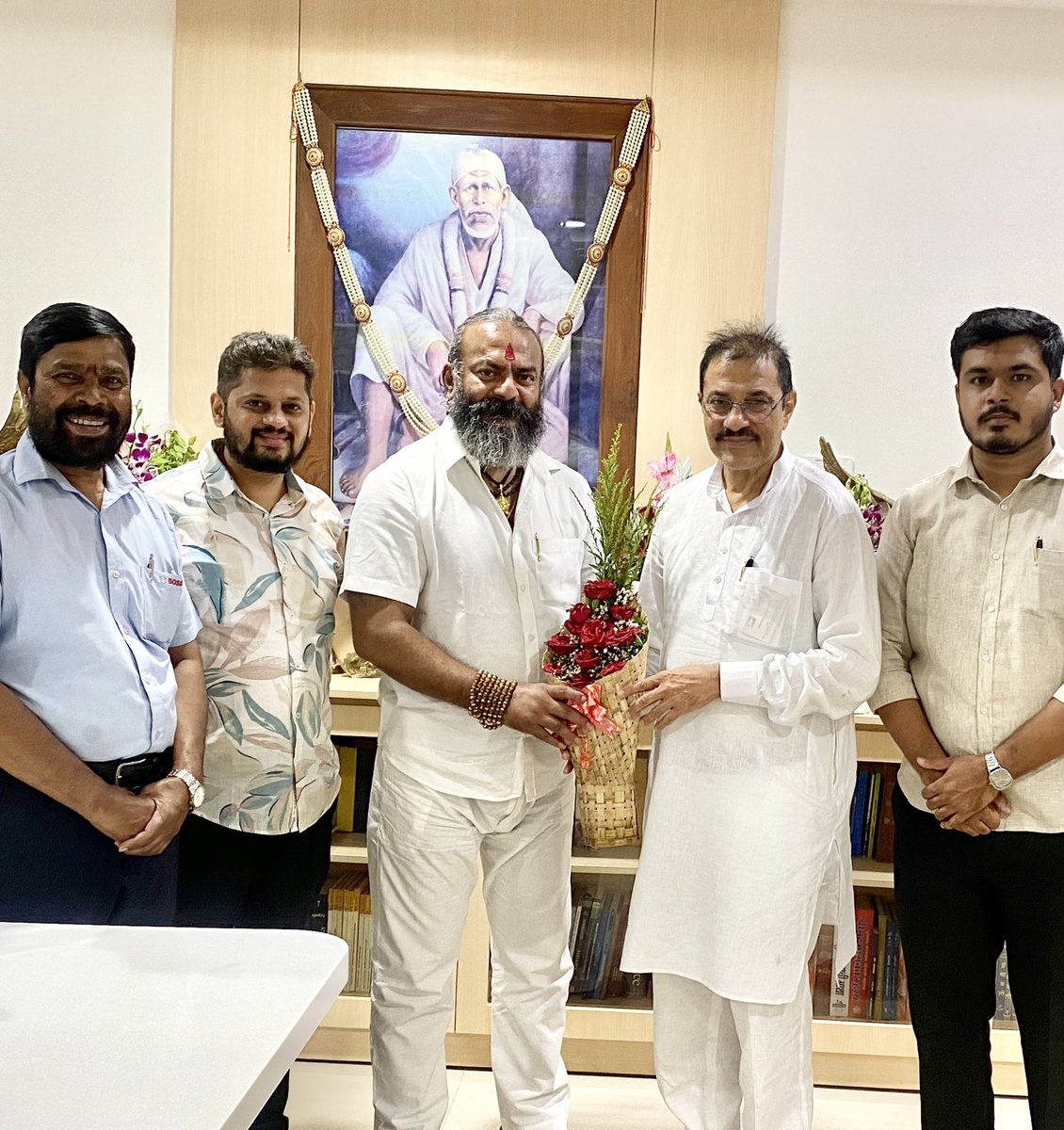 Ravindra Pagar (@ravindrappagar) on Twitter photo श्री साईबाबा हार्ट इन्स्टीट्यूटच्या नुतन वास्तुचा उदघाटन सोहळा नुकताच संपन्न झाला.
डॅा.अनिरुद्ध धर्माधिकारी यांची सदिच्छा भेट घेऊन नुतन वास्तूबद्दल अभिनंदन करत भावी वाटचालीस शुभेच्छा दिल्या.
-ॲड.रविंद्रनाना पगार
#नाशिक जिल्हाध्यक्ष, #राष्ट्रवादी काँग्रेस
#ravindrapagar <a href="/aniepaul/">Aniruddha Dharmadhikari</a> श्री साईबाबा हार्ट इन्स्टीट्यूटच्या नुतन वास्तुचा उदघाटन सोहळा नुकताच संपन्न झाला.
डॅा.अनिरुद्ध धर्माधिकारी यांची सदिच्छा भेट घेऊन नुतन वास्तूबद्दल अभिनंदन करत भावी वाटचालीस शुभेच्छा दिल्या.
-ॲड.रविंद्रनाना पगार
#नाशिक जिल्हाध्यक्ष, #राष्ट्रवादी काँग्रेस
#ravindrapagar <a href="/aniepaul/">Aniruddha Dharmadhikari</a>