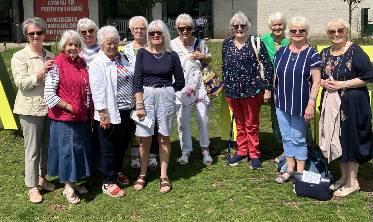 Rhai o aelodau’r gangen ar fin gadael Sain Ffagan ar ôl treulio cwpwl o oriau difyr yno ddoe. Ar ddiwedd y prynhawn, dechrau am adre, gan alw yn Macarthur Glen am rywfaint o siopa!