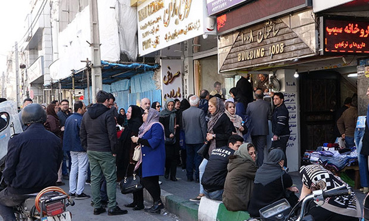 İranlıların döviz bürolarına koştukları ve yoğun derecede Türk Lirası aldıkları bilgileri geliyor.
Bilin bakalım neden?