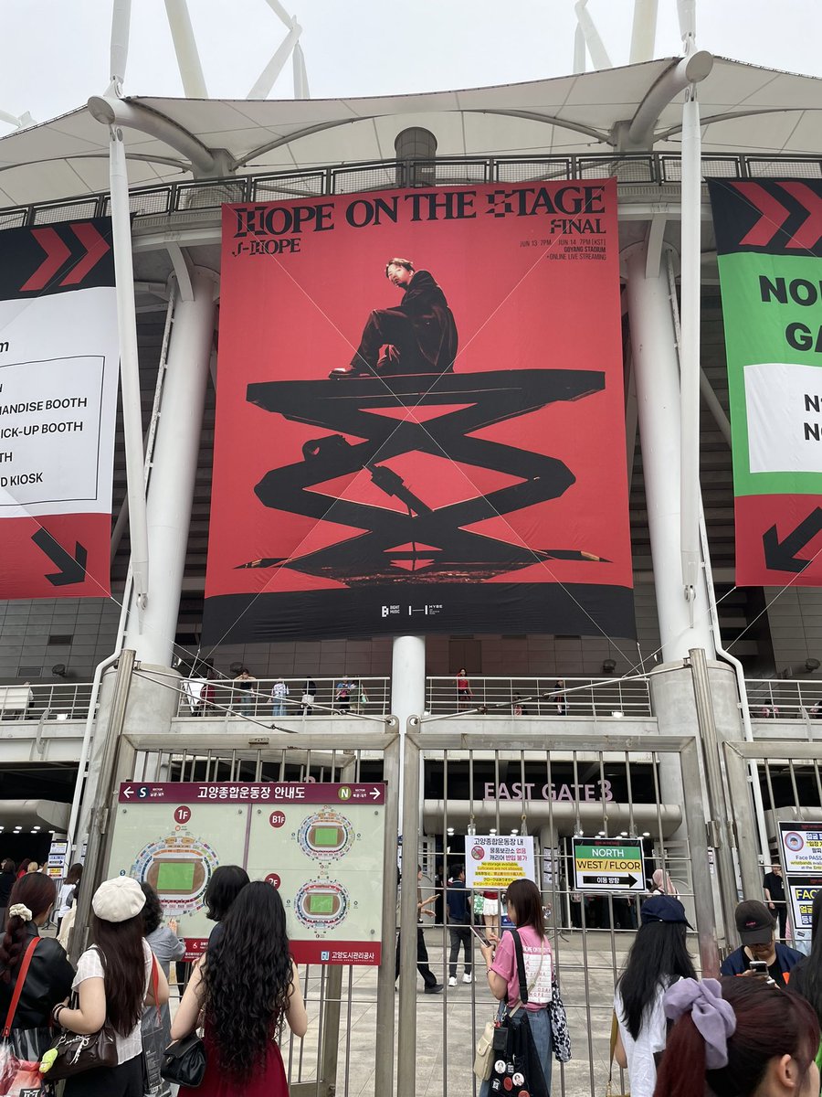 chachankoooo's tweet photo. 6.13 特別な日に…♡
ホビに直接お祝いしてもらって幸せを全身で浴びました…

ジンくんJKの登場により無事喉は死んだけど本当に本当に幸せでした…

1人、また1人と増えていくのを見てワクワクとゾクゾクが止まらない。

また明日も会いましょう♡
#HOS_TOUR_FINAL_D1 
#HOPE_ON_THE_FESTA_STAGE https://t.co/U95RVuu6Rv