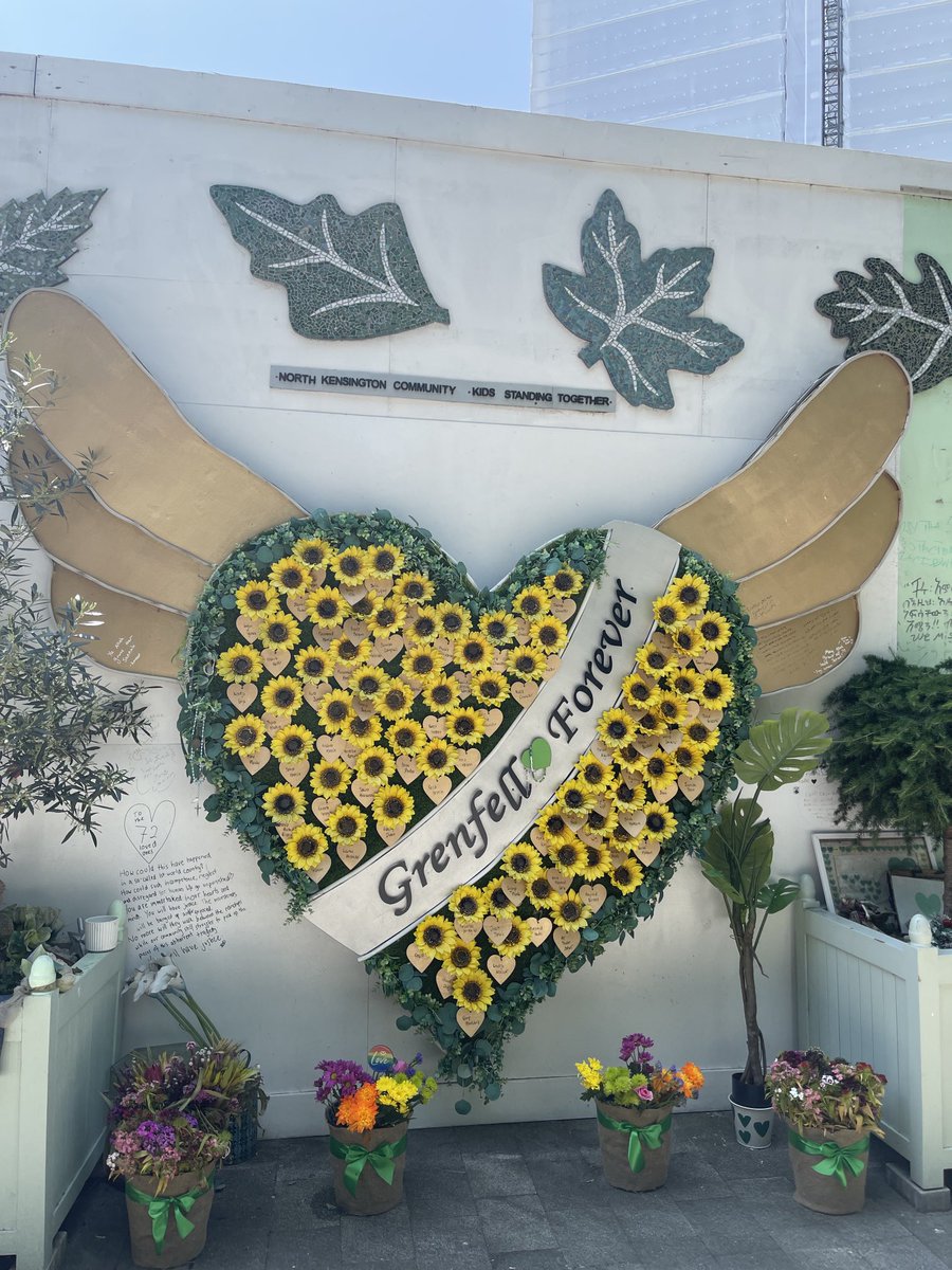 💚8 year anniversary preparation. Youth from a local school came to lay flowers in memory of the 72💚 <a href="/GrenfellTowerMC/">Grenfell Tower Memorial Commission</a> <a href="/GrenfellTTrust/">Grenfell Tower Trust</a> <a href="/RBKC/">Royal Borough of Kensington and Chelsea</a> <a href="/AngelaRayner/">Angela Rayner</a> ⁦<a href="/OrmistonAcads/">OrmistonAcads</a>⁩ <a href="/metpoliceuk/">Metropolitan Police</a> <a href="/MayorofLondon/">Mayor of London, Sadiq Khan</a> ⁦<a href="/josephpowell/">Joe Powell MP</a>⁩