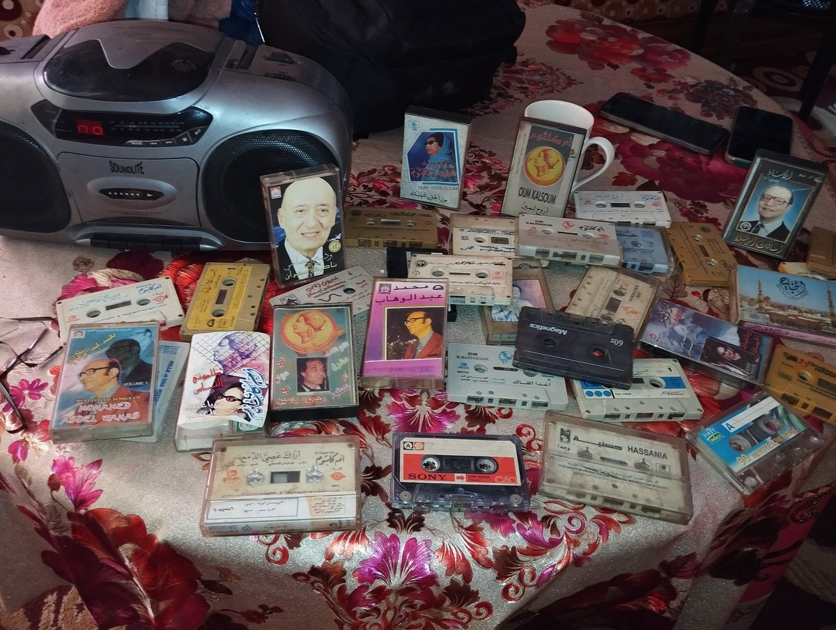 Just uncovered this treasure trove at my grandpa’s house,  a whole universe of vintage cassettes, legends, and timeless music. Pure nostalgia 🎶📼🕺🏻