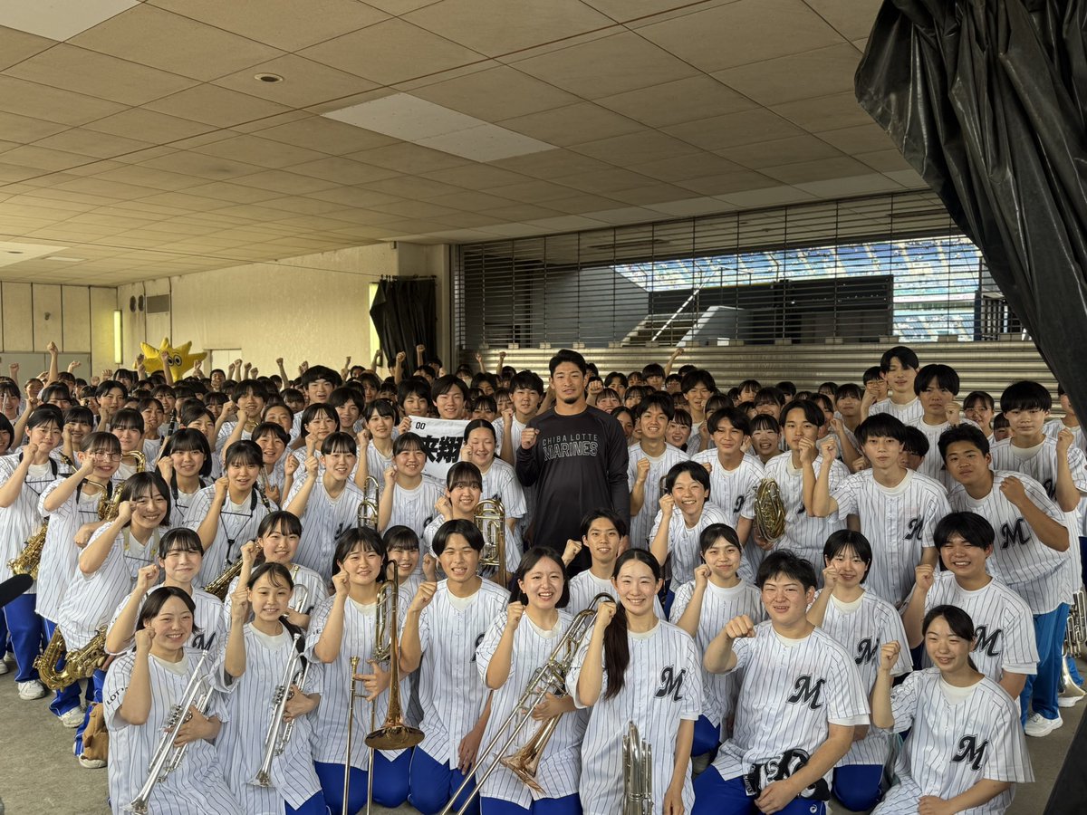 nhssb1962's tweet photo. 昨年に続き、ロッテの選手の皆さん、そして習高OBである池田来翔選手も活躍してくださり２年連続の勝利！
ロッテ関係者の皆様、そしてファンの皆様、我々にも温かい声援ありがとうございました。

#習志野高校
#千葉ロッテマリーンズ https://t.co/rjJQDusPgF