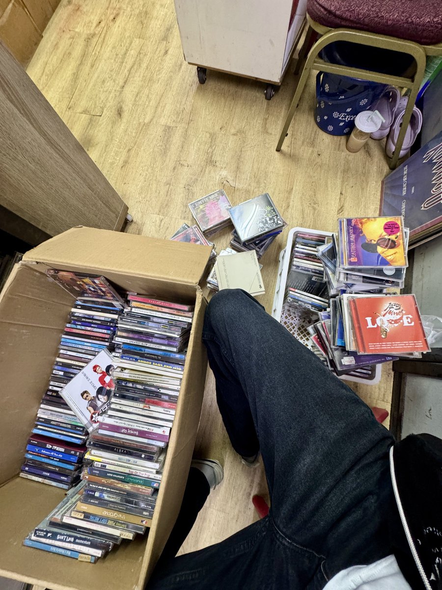 skipberat's tweet photo. Thrifting musik adalah hal terseru sedunia 💿 https://t.co/uPRDWiUNQ0