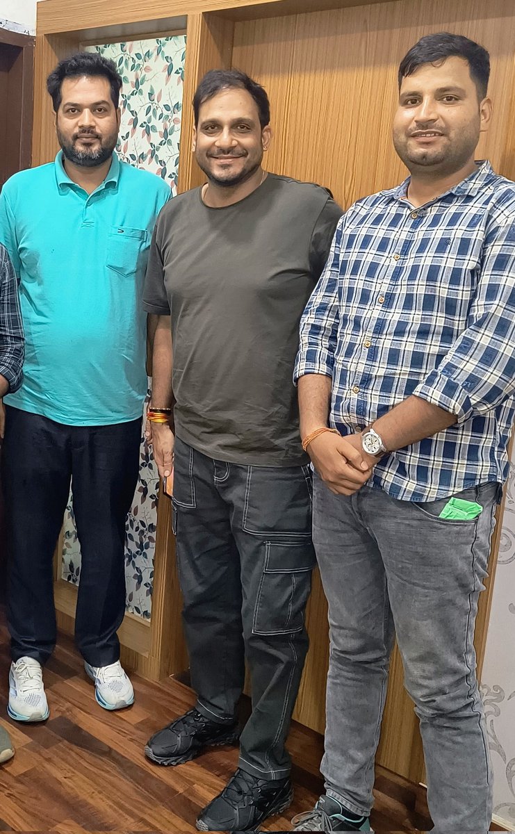 आज छात्र युवाओं के बुलंद आवाज नीलोत्पल भाई और NIT जमशेदपुर के प्रोफेसर भाई कौशलेंद्र सिंहसे गिरिडीह सर्किट हाउस में सकारात्मक वातावरण में मिलना हुआ।
  नीलोत्पल भाई Dark Horse, Mera yaar jaadugar और औघड़ के लेखक है। <a href="/authornilotpal/">Nilotpal Mrinal</a> भाई आपकी लेखनी को सलाम 🙏
<a href="/DcGiridih/">DC Giridih</a> <a href="/JagranNews/">Dainik Jagran</a>