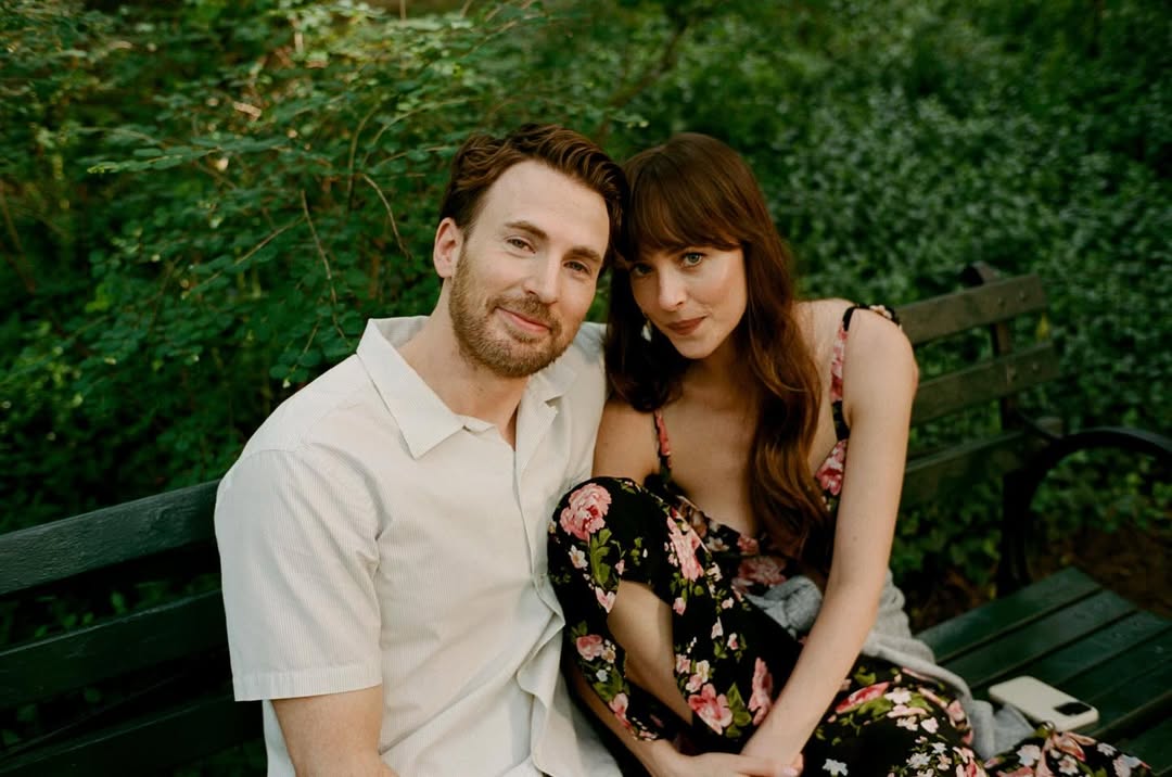 CevansContents's tweet image. 📸| New Chris Evans and Dakota Johnson behind the scenes for "Materialists"