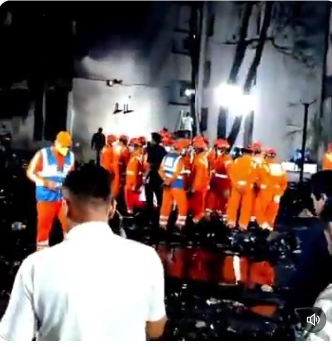 कल अहमदाबाद में हुए विमान दुर्घटना के बाद देर रात तक कर्णावती बजरंग दल के कार्यकर्ताओं ने बड़ी संख्या में प्रशासन के साथ मिलकर सेवा कार्य में सहयोग किया।

#AhmedabadPlaneCrash #planecrashahmedabad