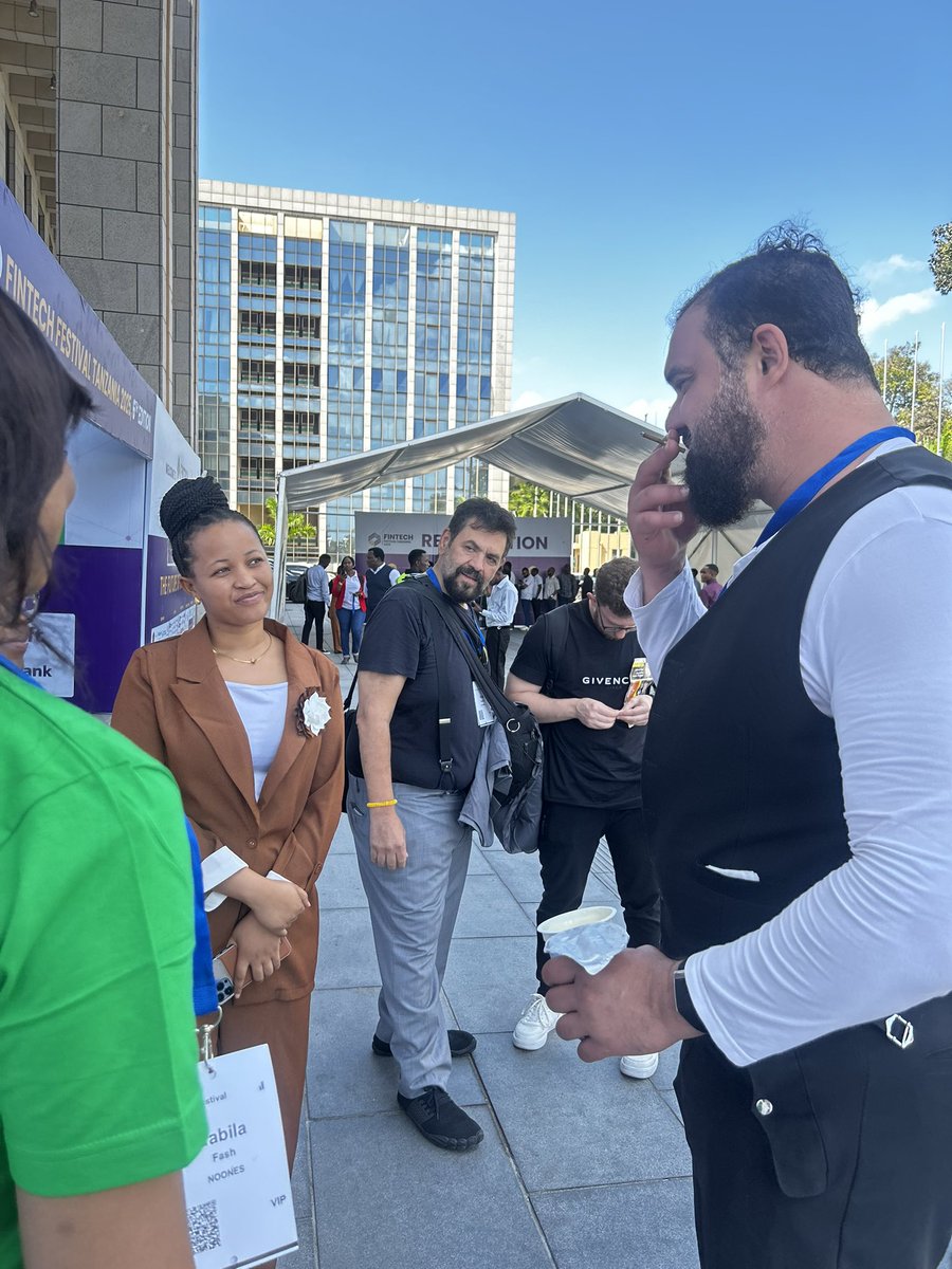 queenjargt1's tweet photo. Whenever Ray speaks, the world listens.
Powerful session that left the audience hungry for more today.
#TheManRay #RayXFFT #MyNoonesHustle https://t.co/owxH1cM5B4