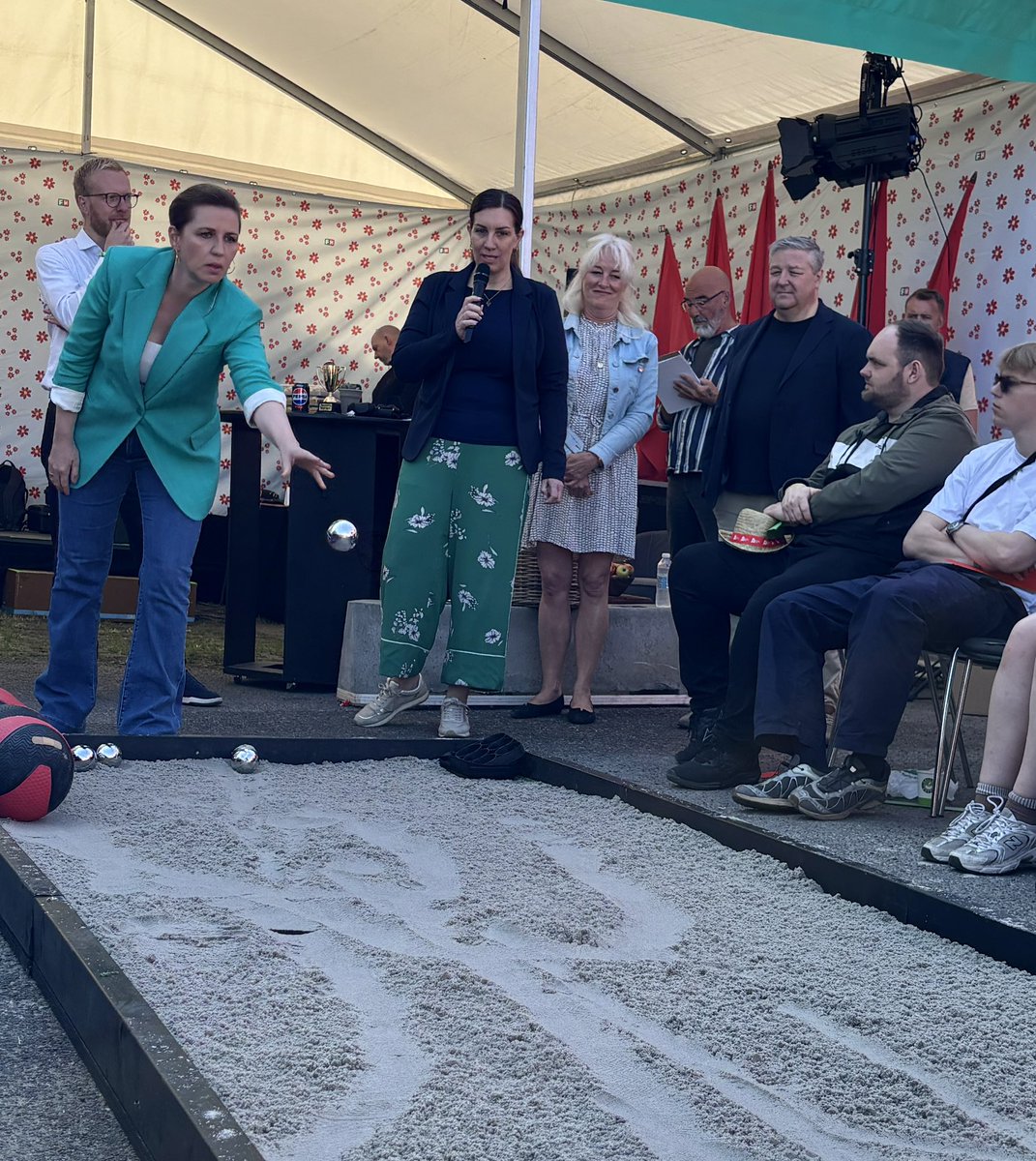 FOA (@foa_dk) on Twitter photo Seniorfleksjob❗️Dem der nærmer sig pensionsalderen og kan mærke det lange arbejdsliv, skal have bedre vilkår for at blive på #arbejde 👍
Det var budskabet fra <a href="/MariaKlingsholm/">Maria Klingsholm</a> til statsministeren og #dkpol over et spil petanque og en snak om pension til #fmdk Seniorfleksjob❗️Dem der nærmer sig pensionsalderen og kan mærke det lange arbejdsliv, skal have bedre vilkår for at blive på #arbejde 👍
Det var budskabet fra <a href="/MariaKlingsholm/">Maria Klingsholm</a> til statsministeren og #dkpol over et spil petanque og en snak om pension til #fmdk