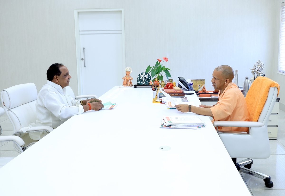 myogioffice's tweet photo. मुख्यमंत्री श्री @myogiadityanath जी महाराज से आज लखनऊ में जनपद प्रयागराज के फूलपुर के पूर्व ब्लॉक प्रमुख श्री राकेश बहादुर सिंह जी ने शिष्टाचार भेंट की। https://t.co/5tQaZsAz5b
